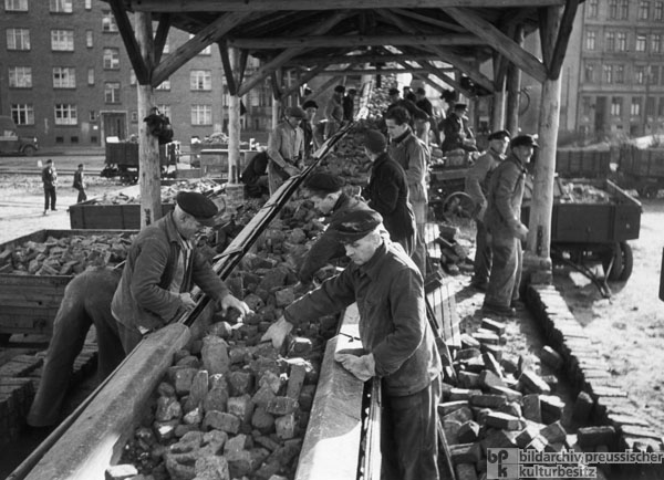 Wiederaufbereitungsanlage für aus Trümmern geborgene Backsteine in Hamburg-Eimsbüttel (1950)